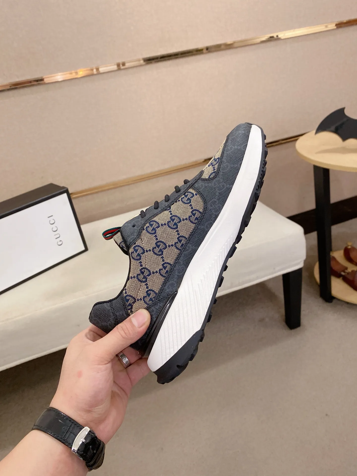 Men's shoes 💰 462💰The new GUCCI (Gucci) counters are launched simultaneously. The new men's shoes, 😘fabrics are selected from imported cowhide, and the lining is sheepskin lining. 👍🏿 High-end ☄️ air-cushion molded anti-slip rubber outsole, exquisite lines, simple and elegant, comfortable and high-end for leisure travel. Code number: 38 to 44 (45 can be customized and cannot be returned or exchanged)